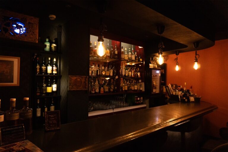 【マジックバー紹介】マジシャンズバー ABEBA｜名古屋で楽しむ極上のマジック＆お酒｜出張マジック・マジシャン派遣も対応！🎩♠♦